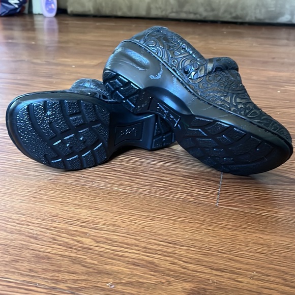 b.o.c. clogs, beautiful and decorative leather uppers, soles are perfect - Picture 4 of 4